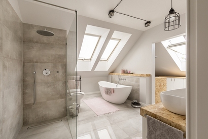 Jak układać i z czym łączyć płytki drewnopodobne w łazience?