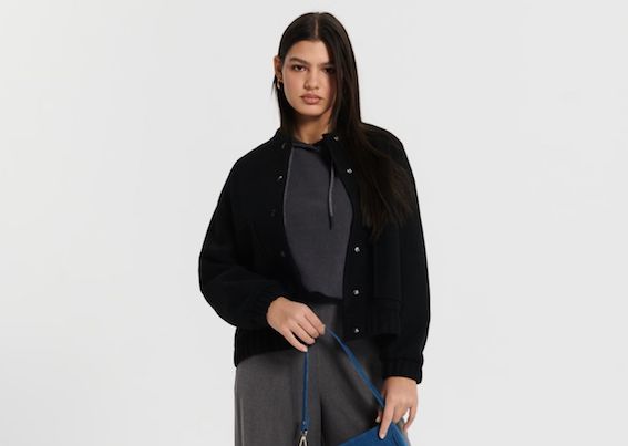 Bluza damska z kapturem – jak ją nosić, by wyglądać modnie?